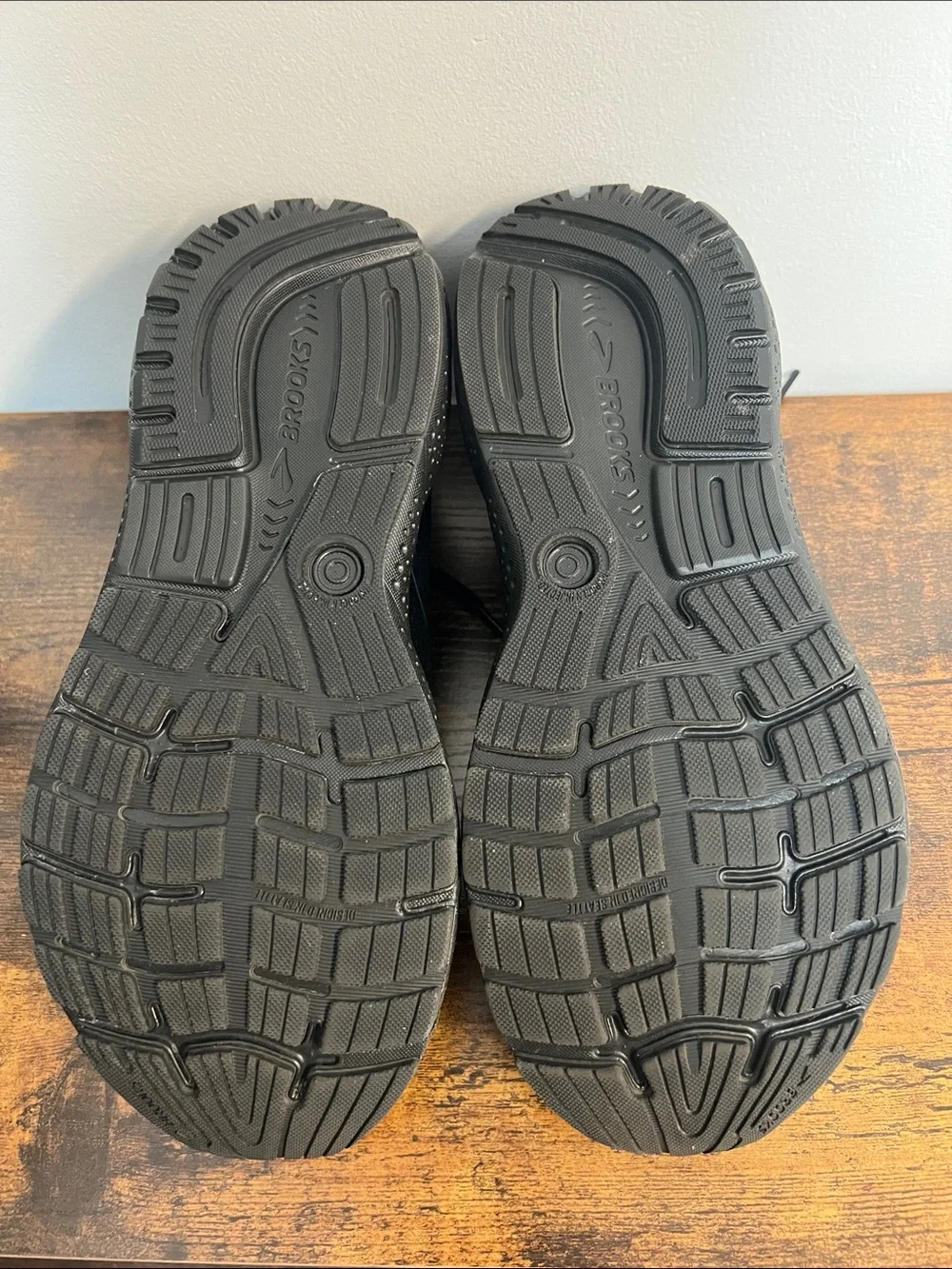 Brooks Black Ghost 16 Running Sneakers Size 10 Womens